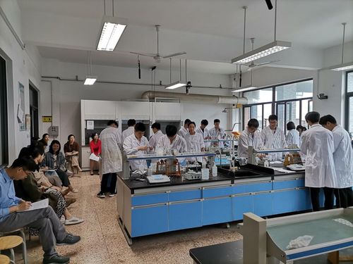党员示范课 陈洁老师带领学生精准测定水中氟含量，展现生物化工技术研发的专业风采